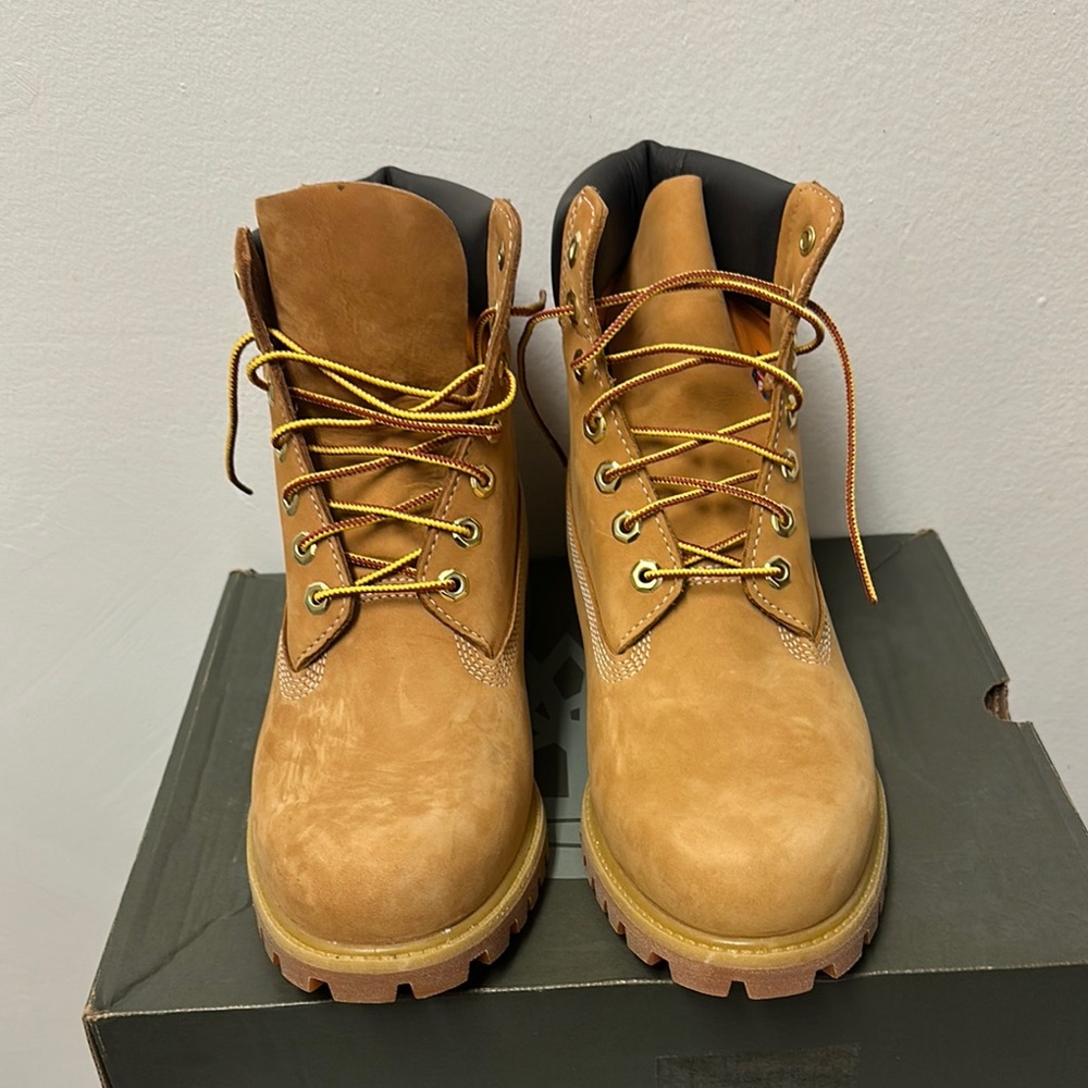 HOST PICK 🎁🎁🛍️ Timberland Tan and Black Ankle Boots with Nubuck Leather. - Picture 7 of 12